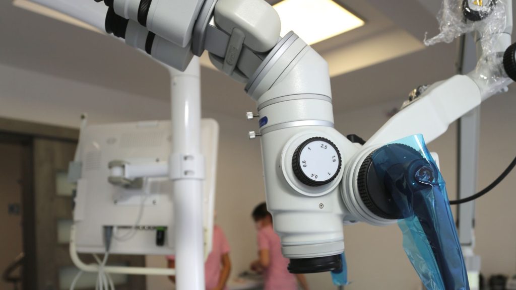 Tratament de canal la microscop la Ki Dental Clinic