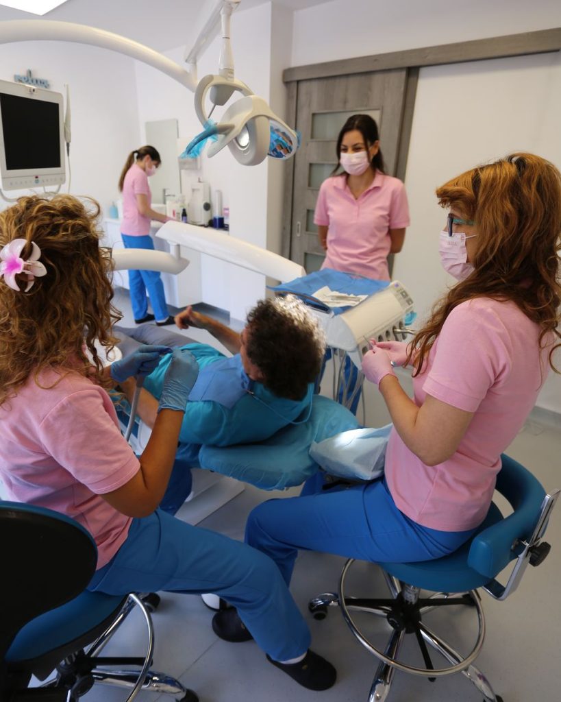 Medicii Ki Dental Clinic în timpul unui tratament