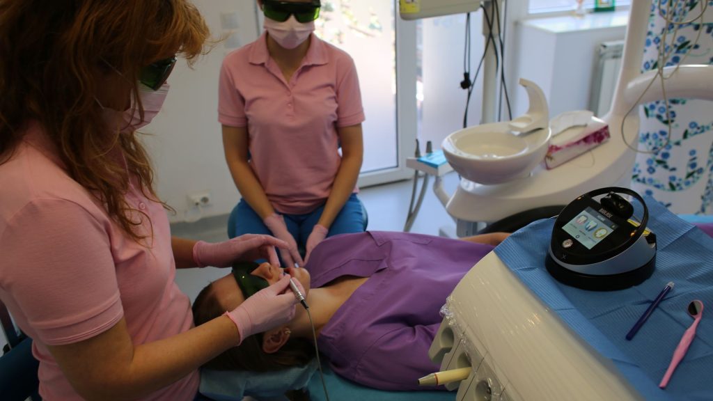 Tratament parodontal cu laser la Ki Dental Clinic, București